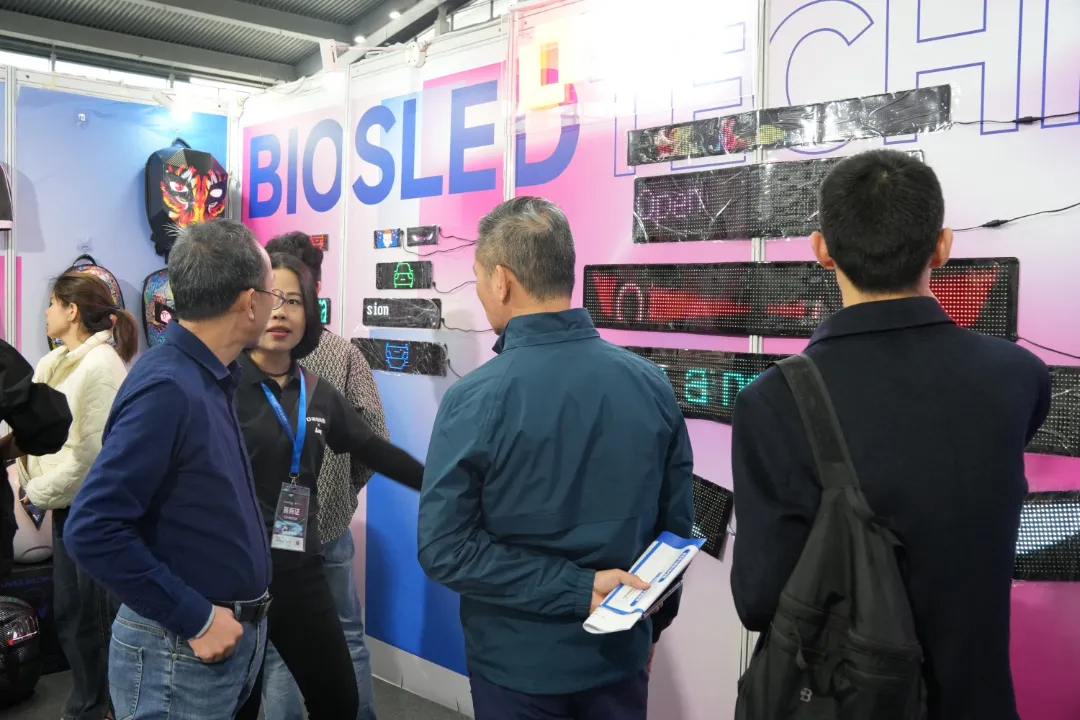 "HI GROOM" Intelligent Car Rear - Screen Solution Shines at CHWE Exhibition, Attracting Strong Attention！